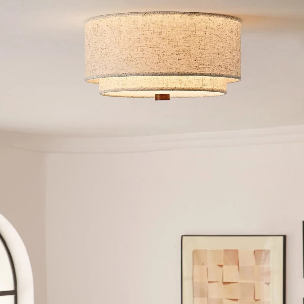 Plafon z lnianym abażurem, dwupoziomowy, beżowy, Ø32–45 cm 3 Dwupoziomowa lampa sufitowa z abażurem nad pokojem