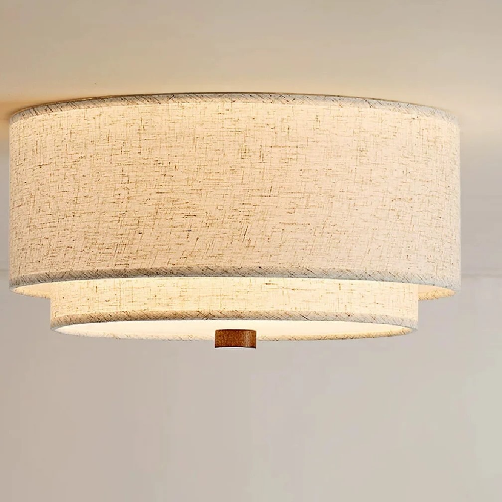 Plafon z lnianym abażurem, dwupoziomowy, beżowy, Ø32–45 cm 5 Zapalony plafon z tkaniny z bliska