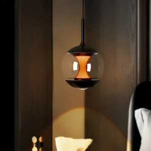 Szklana lampa wisząca LED kula z bursztynowym wkładem - w sypialni