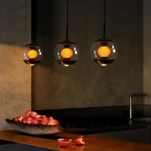 Szklana lampa wisząca LED kula z bursztynowym wkładem - trzy lampy nad stołem