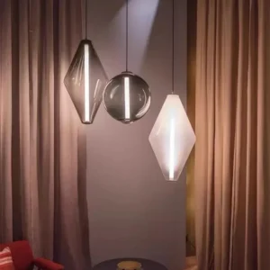 Szklana lampa wisząca LED z listwą świetlną - kompozycja w salonie