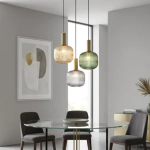 Szklana lampa wisząca z ryflowanego szkła – nad stolem