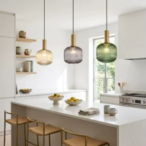 Szklana lampa wisząca z ryflowanego szkła – nad wyspa