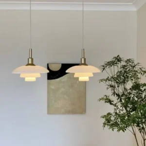 Szklana lampa wisząca z trzema kloszami w stylu duńskim – para nad stolem