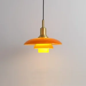 Szklana lampa wisząca z trzema kloszami w stylu duńskim – pomaranczowa zapalona